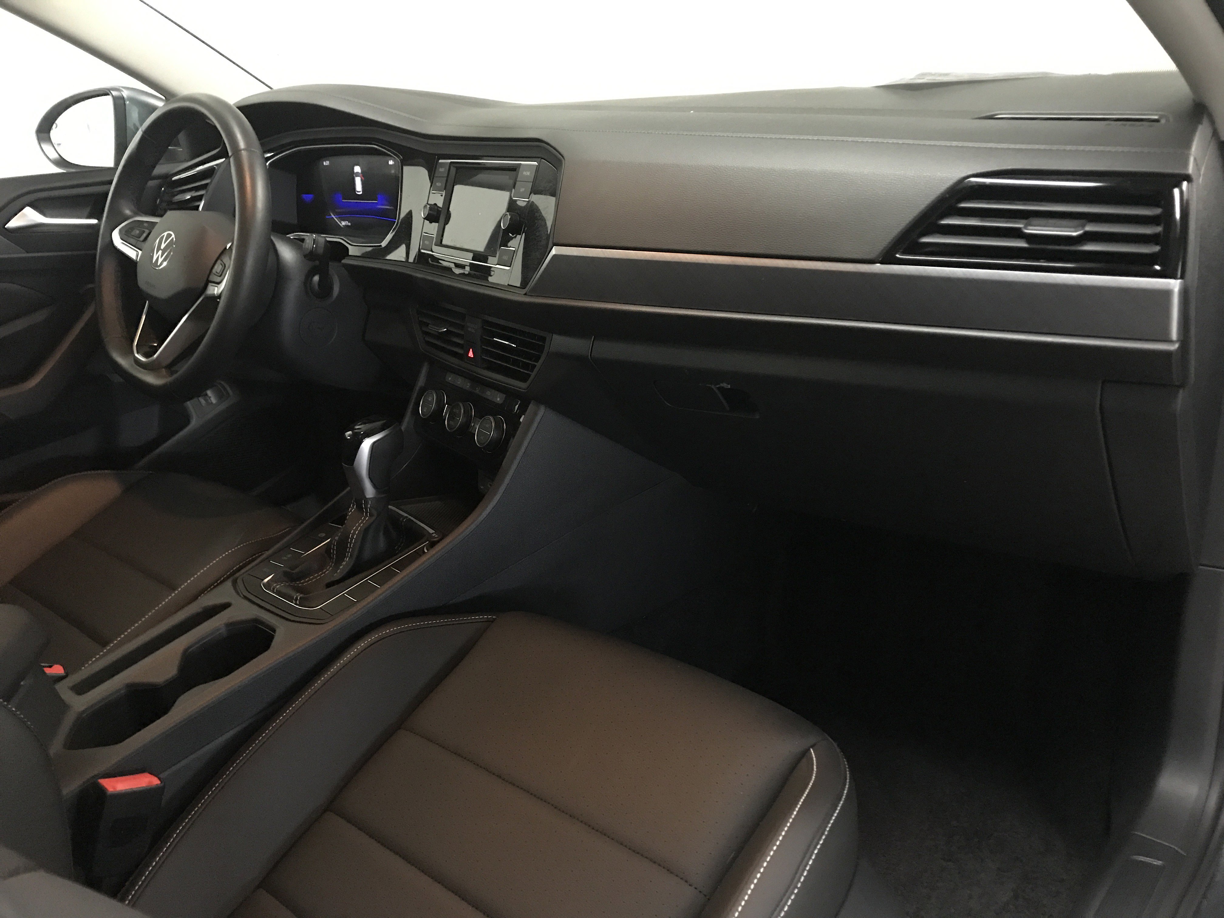 Used 2024 Volkswagen Jetta SE w/ Panoramic Sunroof Package FWD image 8