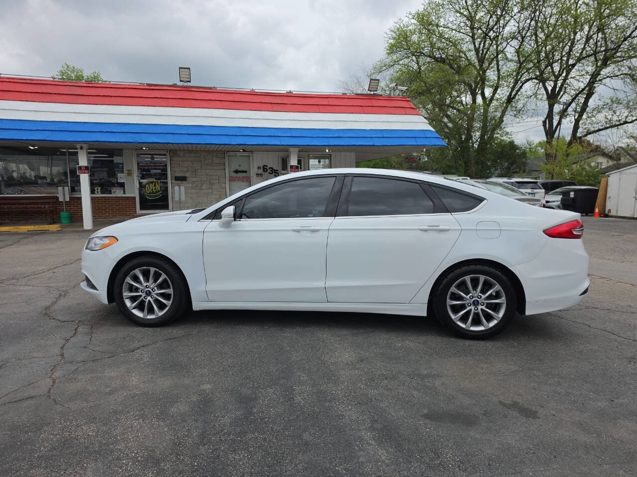 Used 2017 Ford Fusion SE FWD image 3