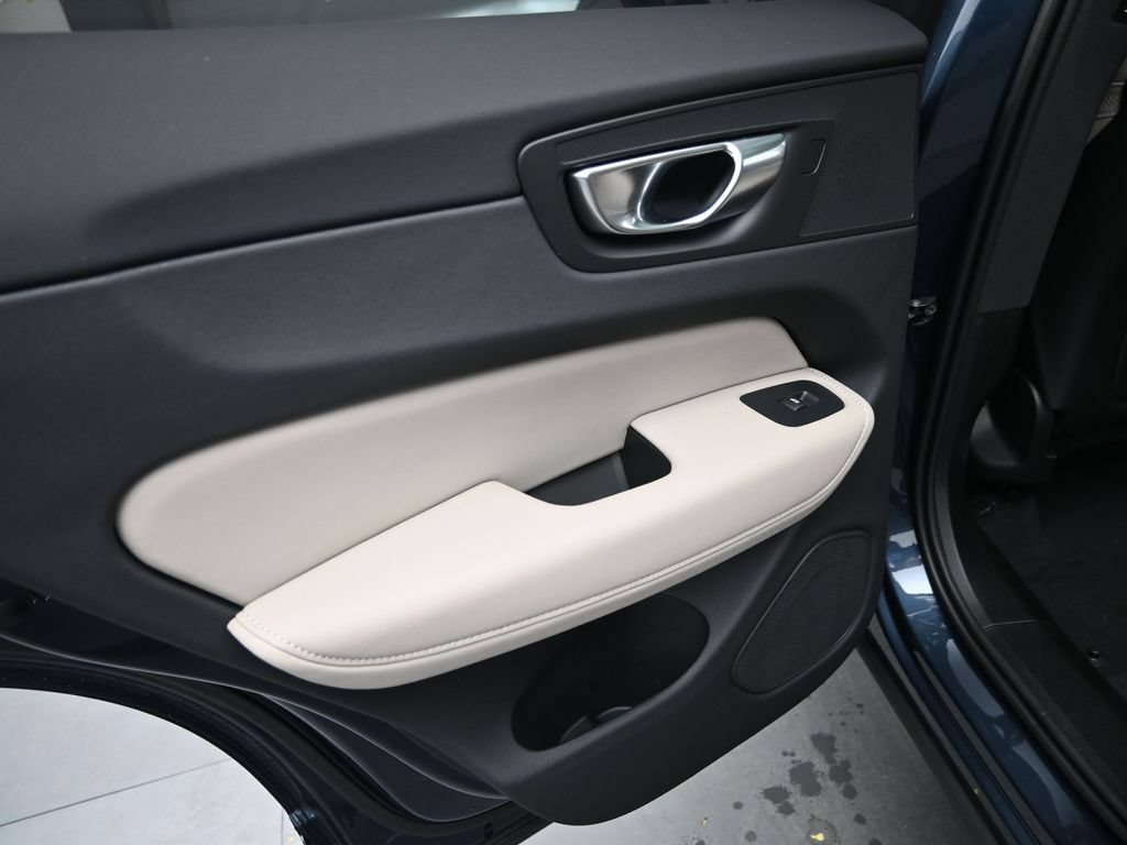 New 2026 Volvo XC60 B5 Plus w/ Protection Package Premier AWD/4WD image 28
