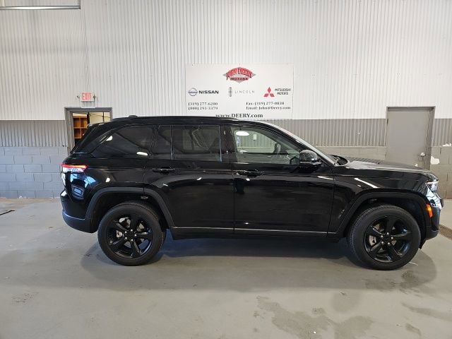 Used 2023 Jeep Grand Cherokee Altitude image 2