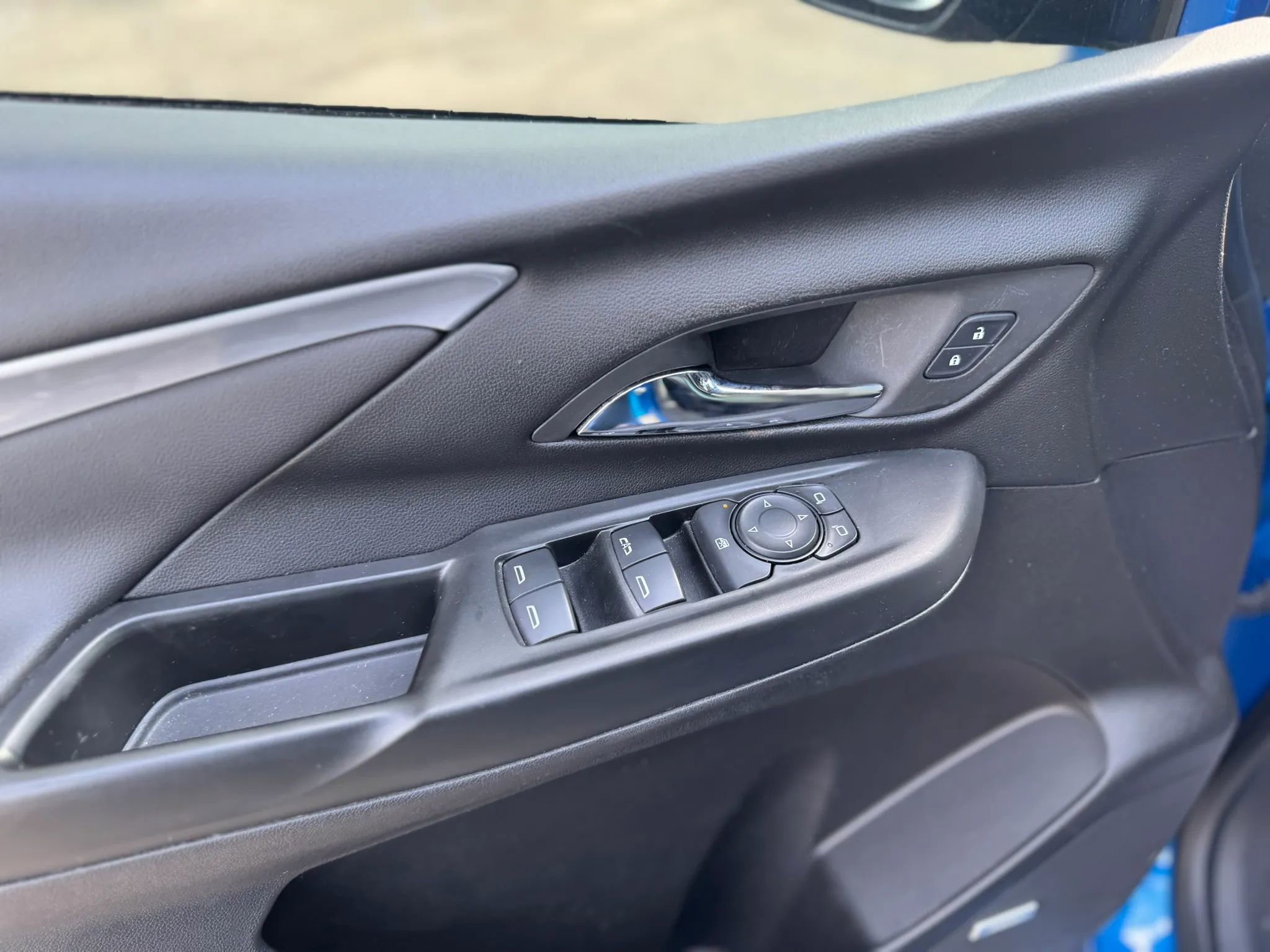 Used 2023 Chevrolet Bolt LT w/ Infotainment Package FWD image 13