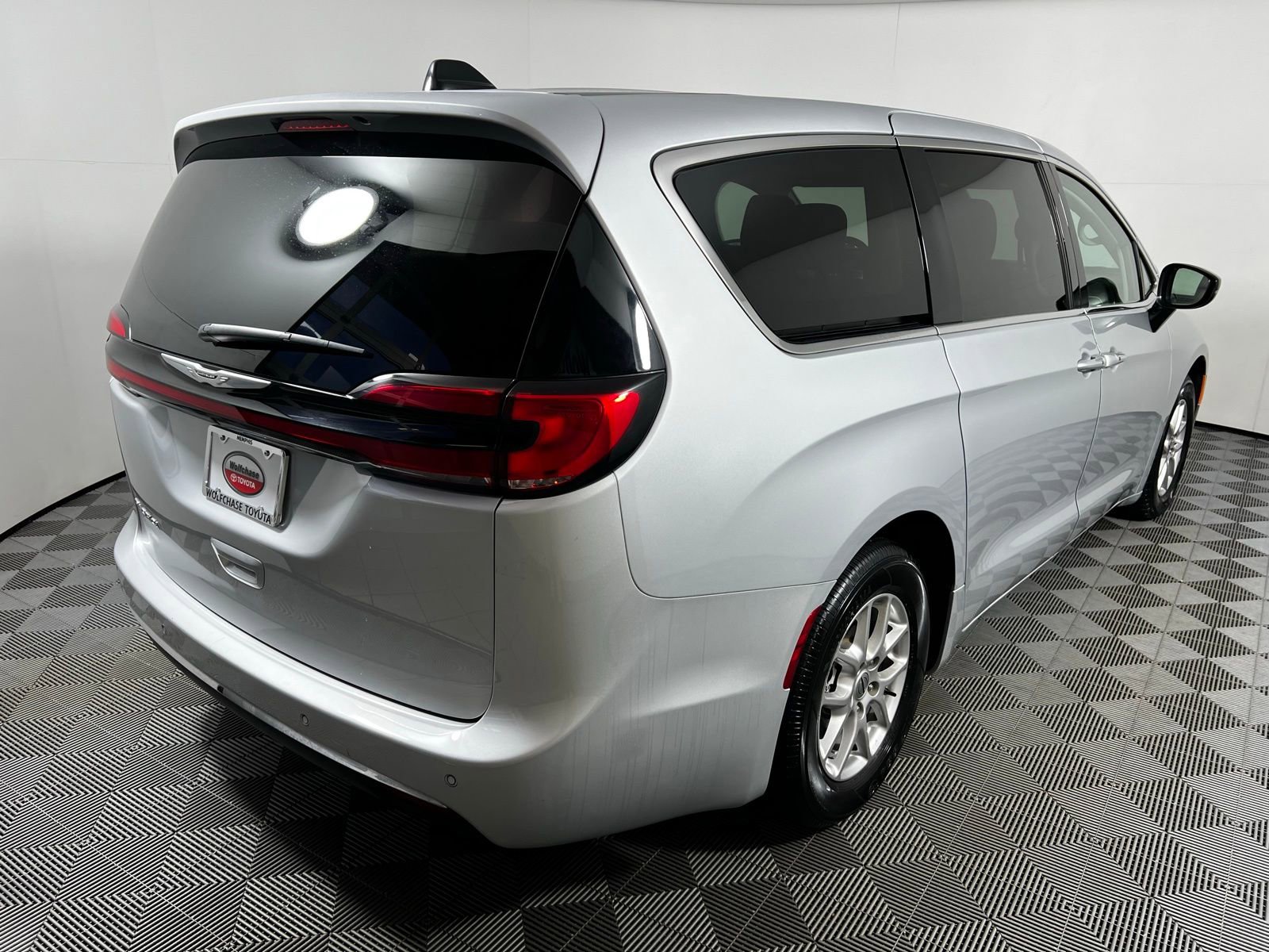 Used 2024 Chrysler Pacifica Touring-L image 5