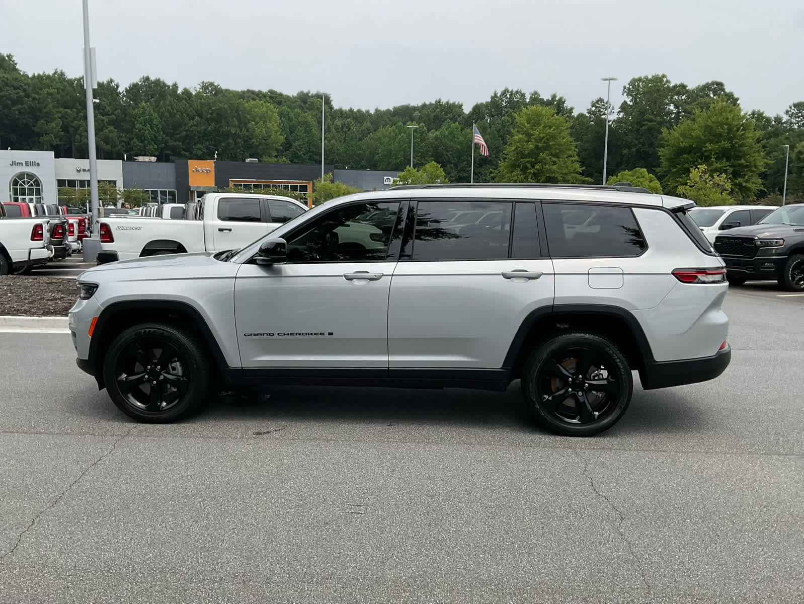 Used 2023 Jeep Grand Cherokee L Laredo RWD image 2