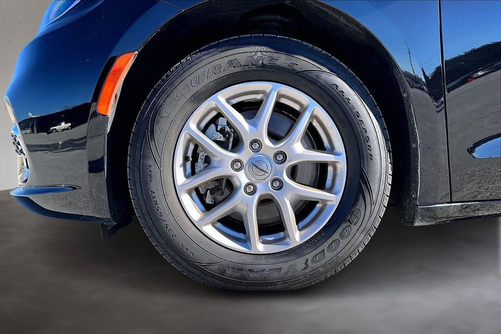 Used 2024 Chrysler Pacifica Touring-L image 34