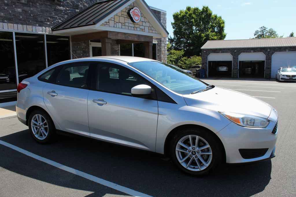 Used 2018 Ford Focus SE image 3