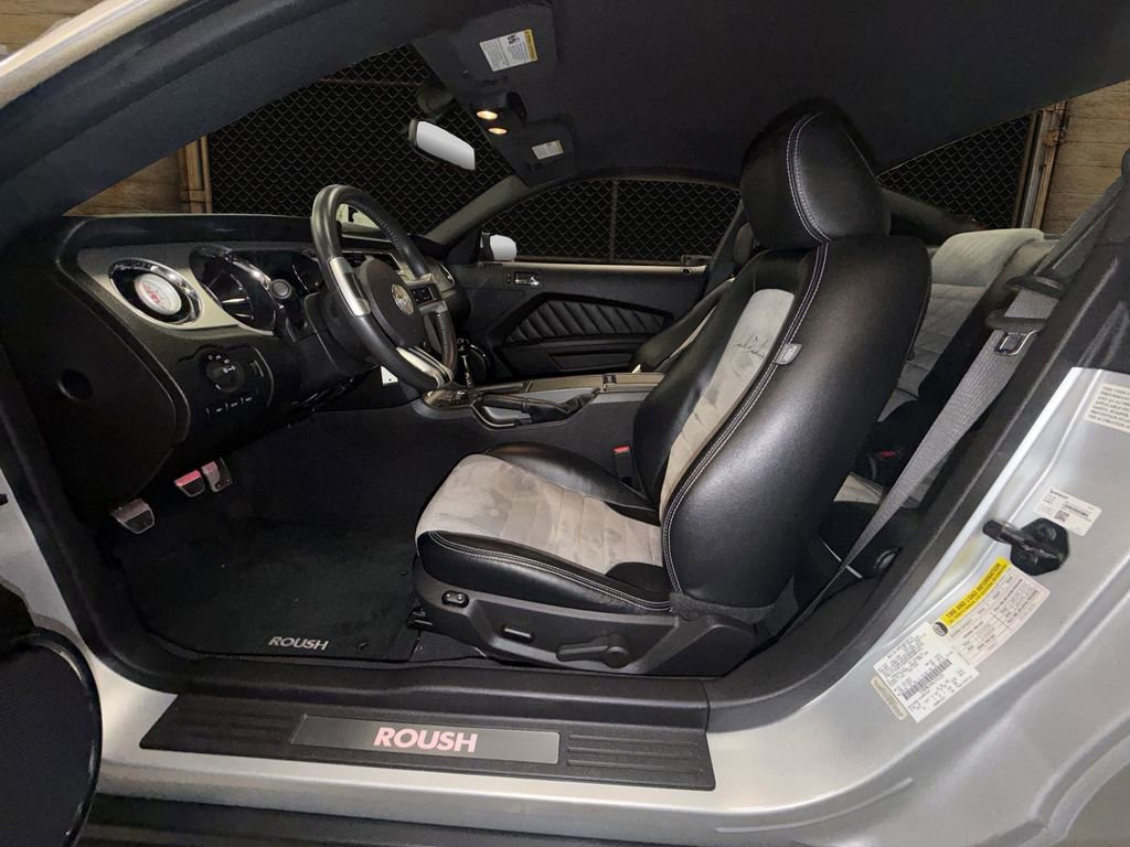 Used 2010 Ford Mustang GT Premium RWD image 3