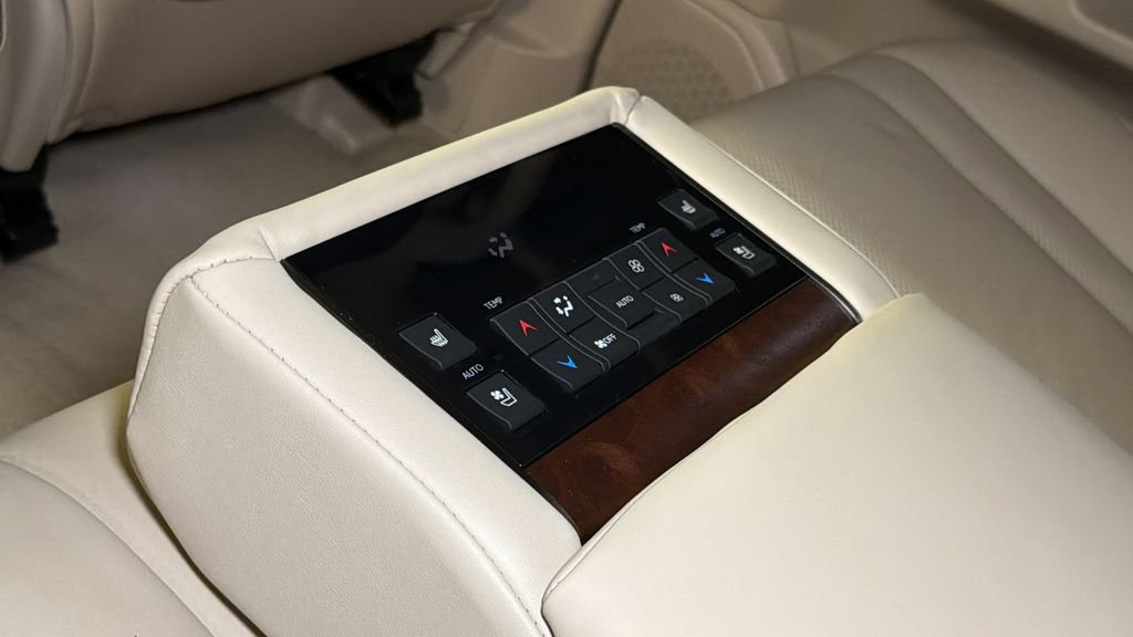 Used 2021 Lexus LX 570 4WD w/ Luxury Package image 19