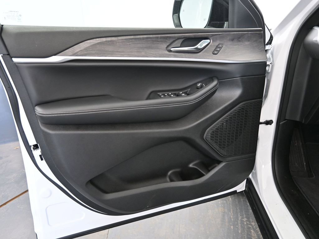 Used 2025 Jeep Grand Cherokee Limited w/ Luxury Tech Group II image 19