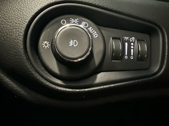 Used 2023 Jeep Renegade Latitude w/ Premium Group AWD/4WD image 19
