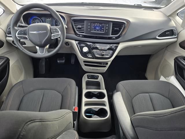 Used 2017 Chrysler Pacifica Touring image 11