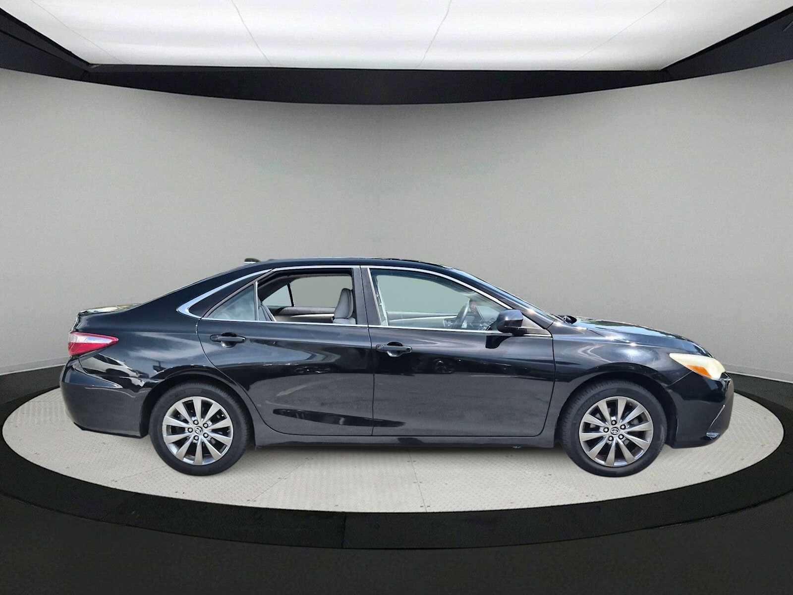 Used 2016 Toyota Camry XLE FWD image 9