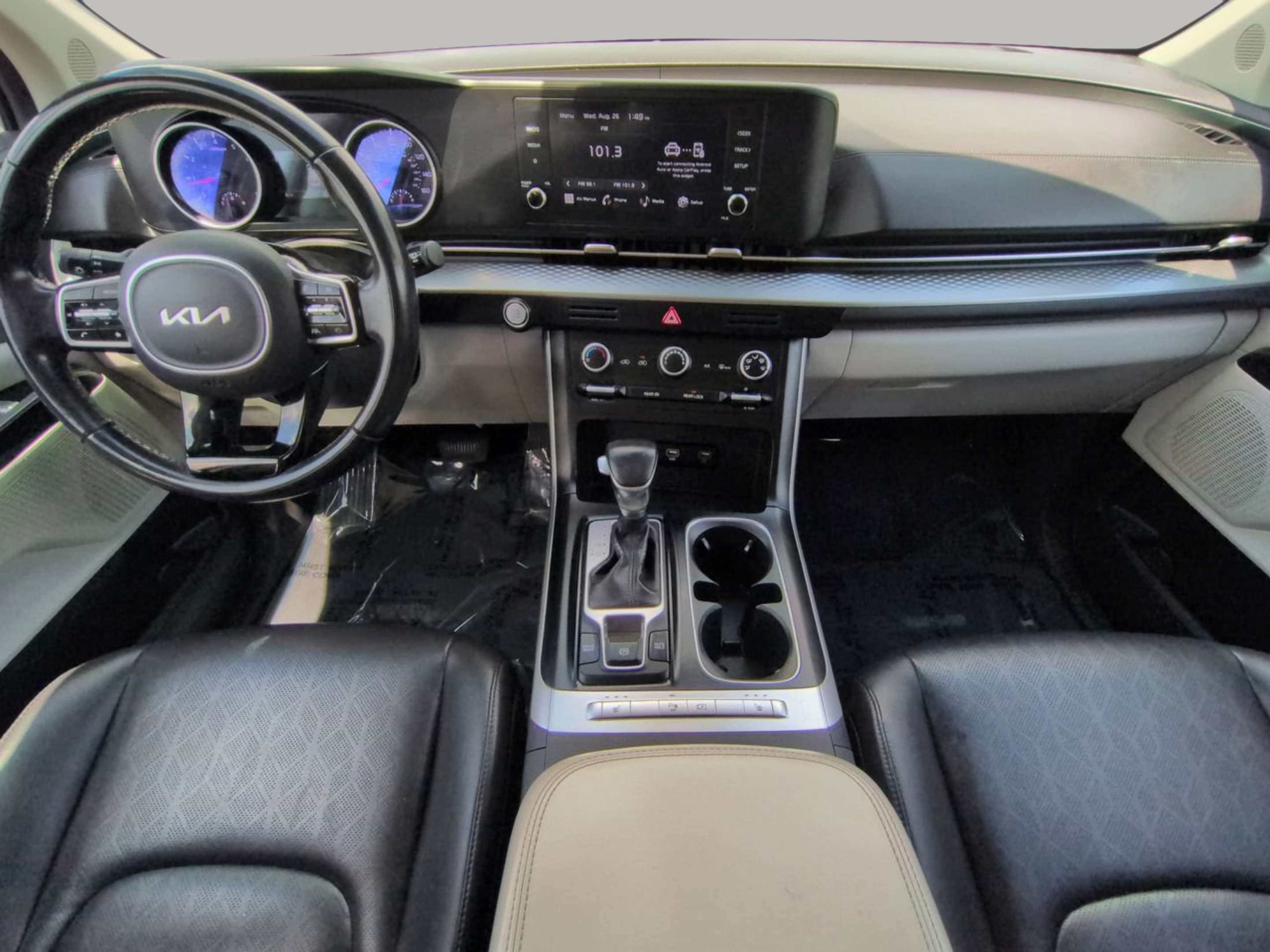 Used 2023 Kia Carnival LX FWD image 4