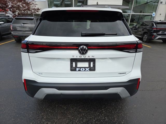 Used 2025 Volkswagen Tiguan SE AWD/4WD image 6