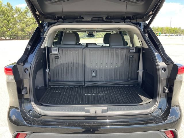 Used 2022 Toyota Highlander XLE AWD/4WD image 16