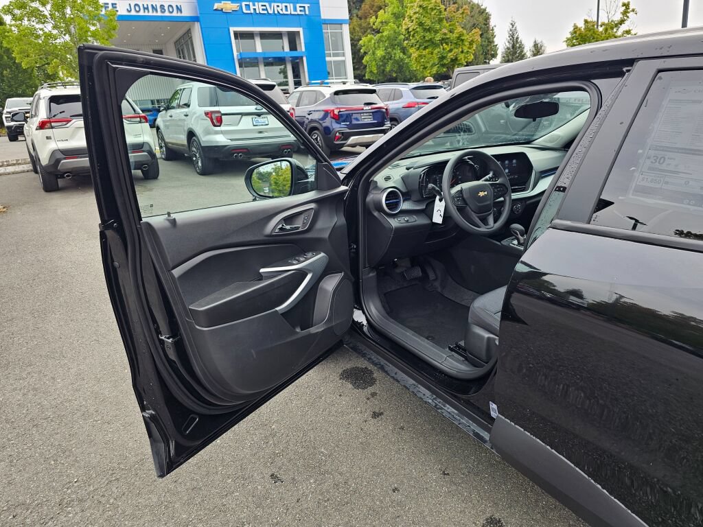 New 2026 Chevrolet Trax LS w/ LS Convenience Package FWD image 19