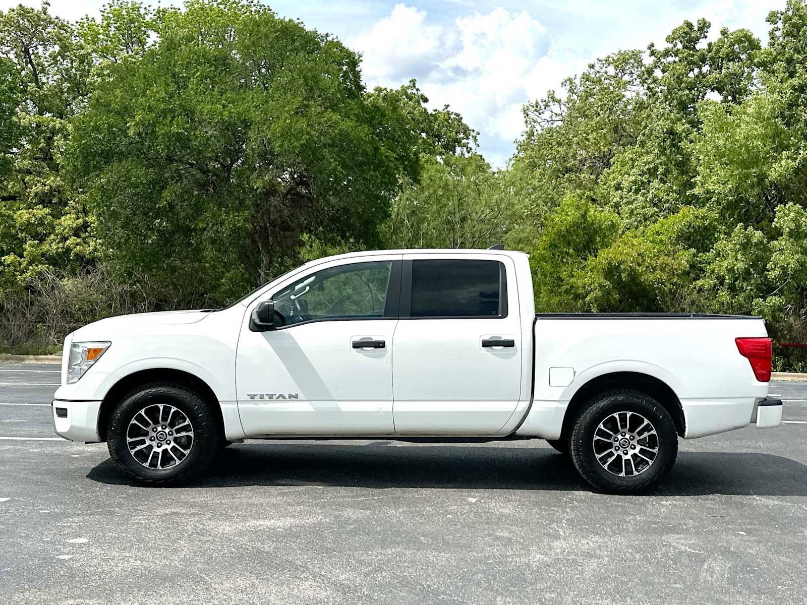 Used 2022 Nissan Titan SV image 12