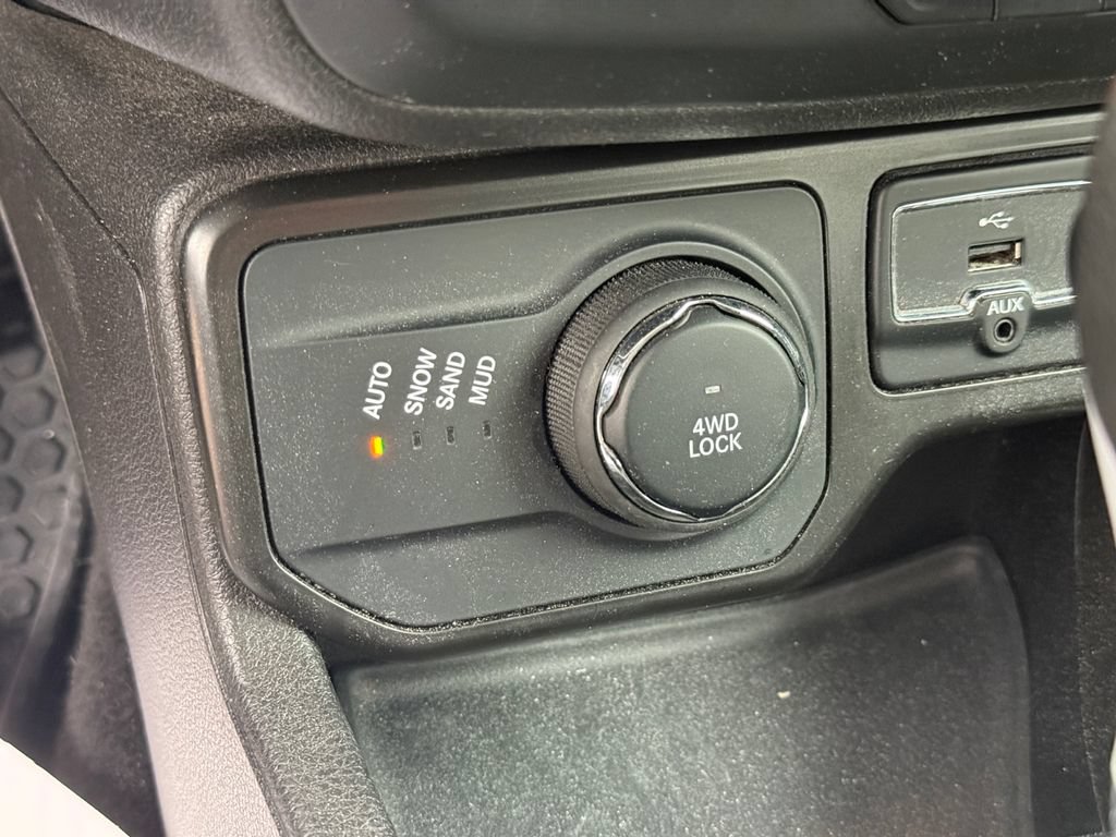 Used 2023 Jeep Renegade Latitude AWD/4WD image 31