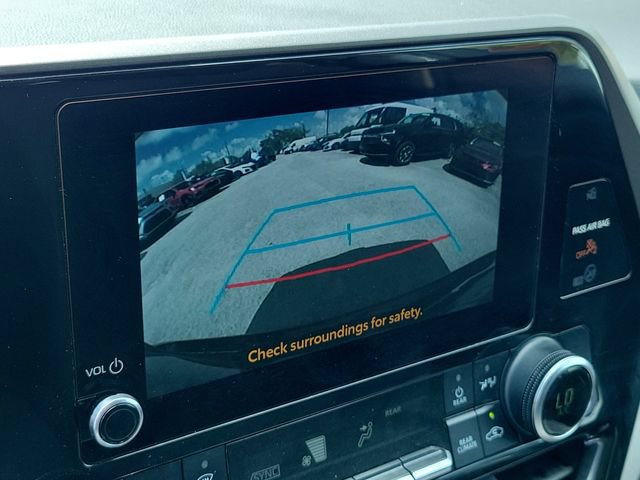 Used 2024 Toyota Highlander LE FWD image 22