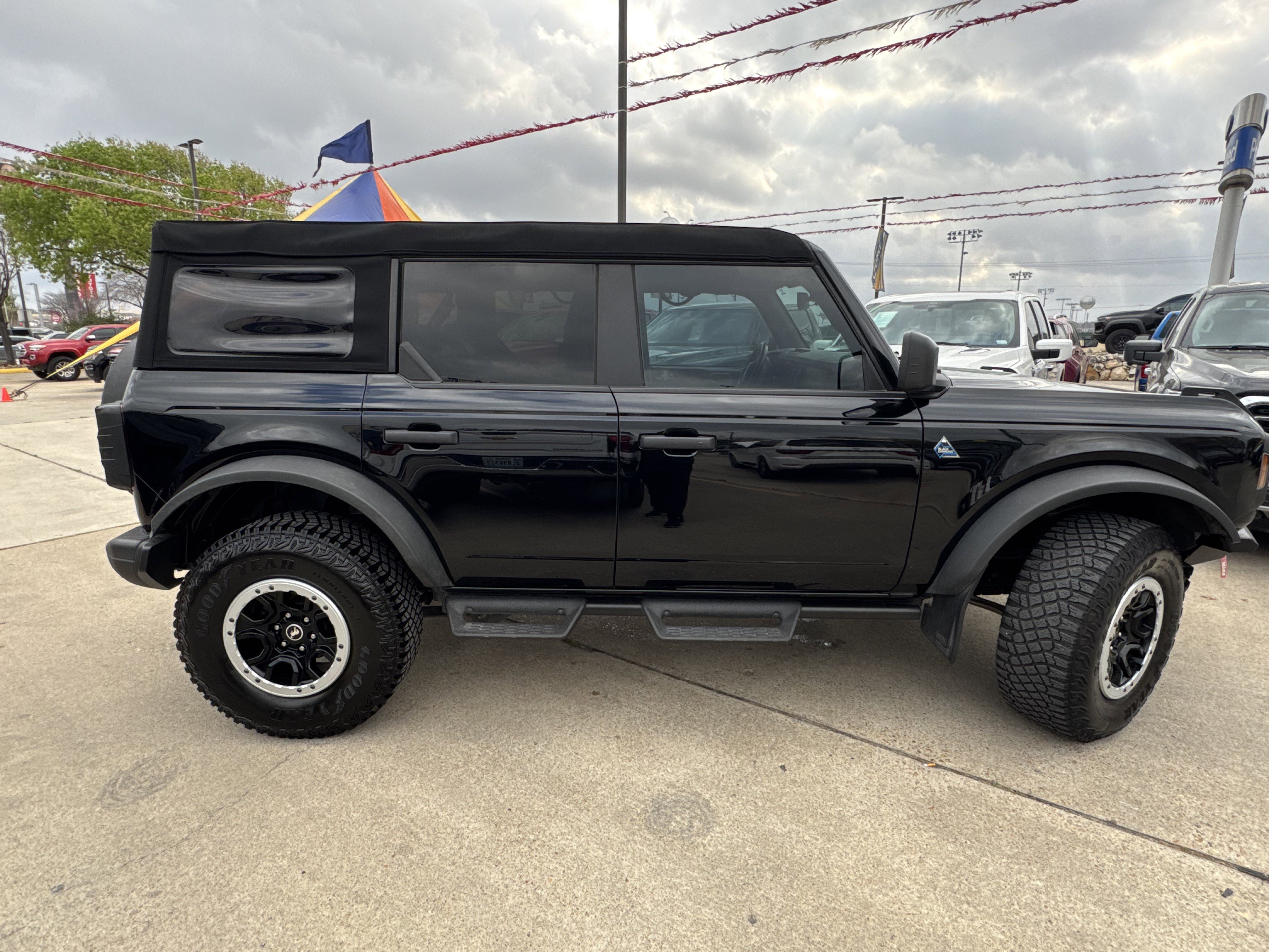 Used 2023 Ford Bronco Black Diamond w/ Sasquatch Package image 7