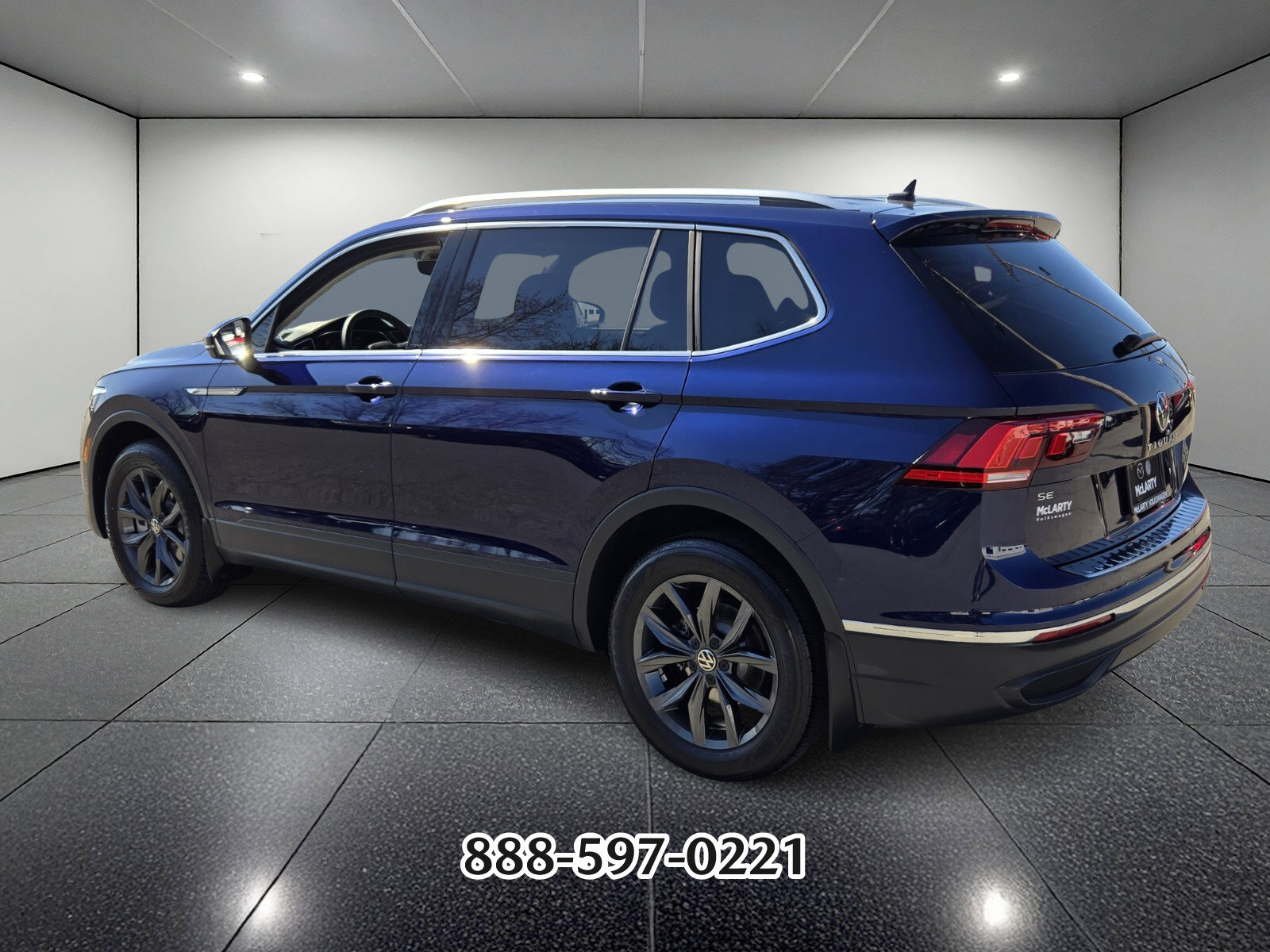 Used 2023 Volkswagen Tiguan SE image 3