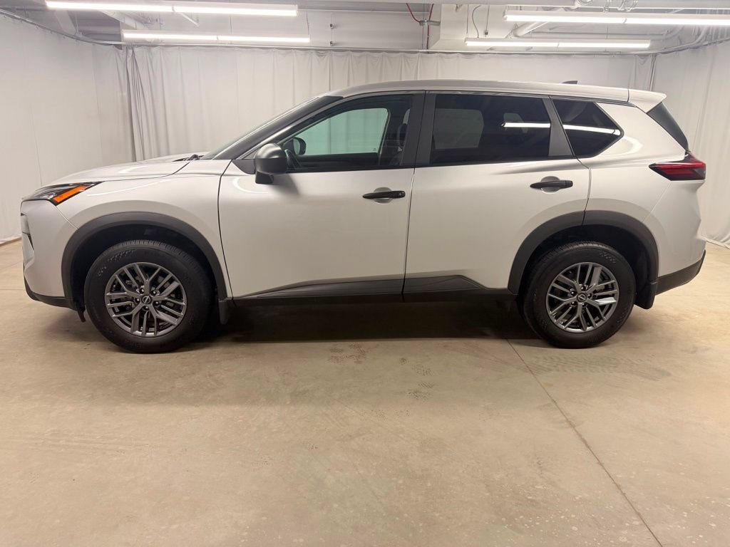 Used 2024 Nissan Rogue S AWD/4WD image 9