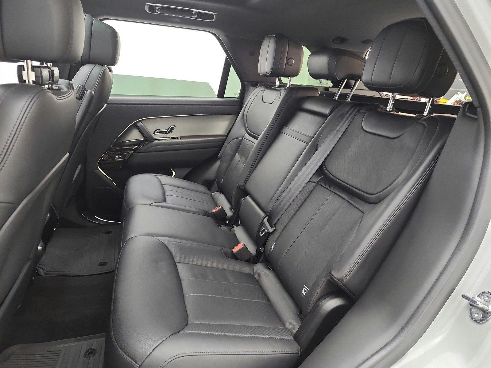 Used 2025 Land Rover Range Rover Sport SE AWD/4WD image 15