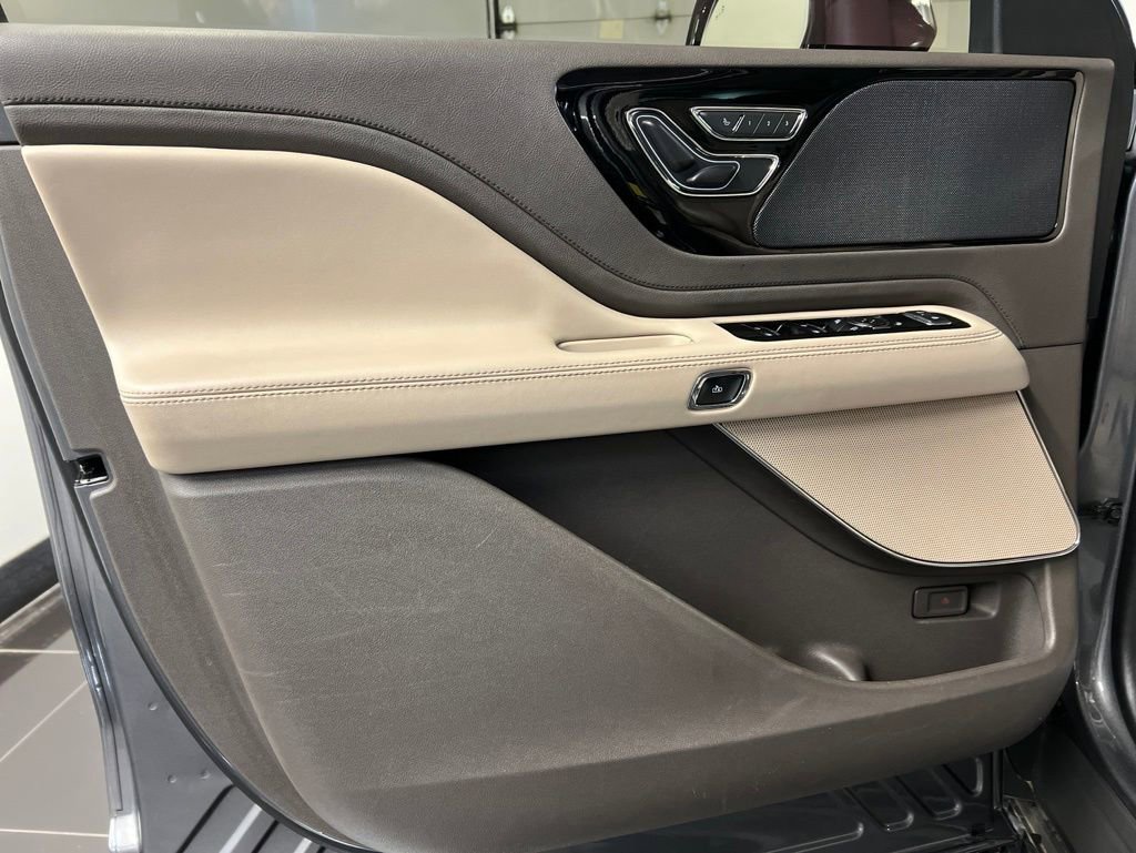 Used 2023 Lincoln Aviator AWD w/ Premium Package image 31
