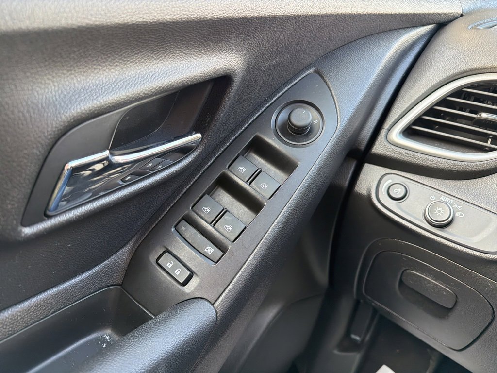 Used 2021 Chevrolet Trax LT w/ Driver Confidence Package image 27