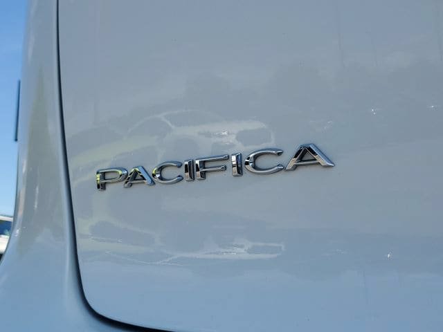 Used 2023 Chrysler Pacifica Touring-L FWD image 8