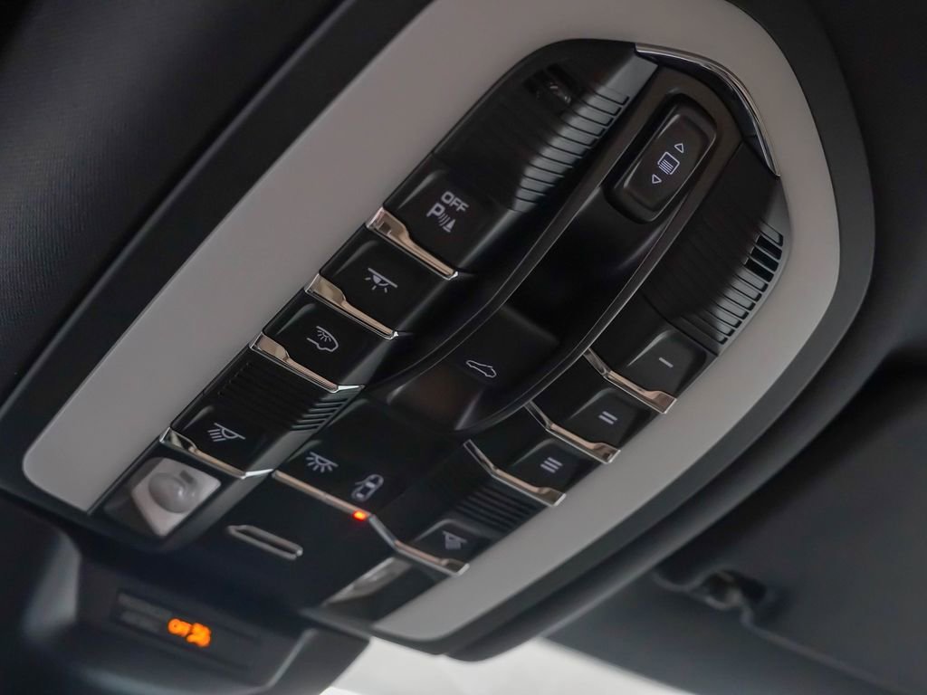 Certified 2026 Porsche Macan AWD/4WD image 28