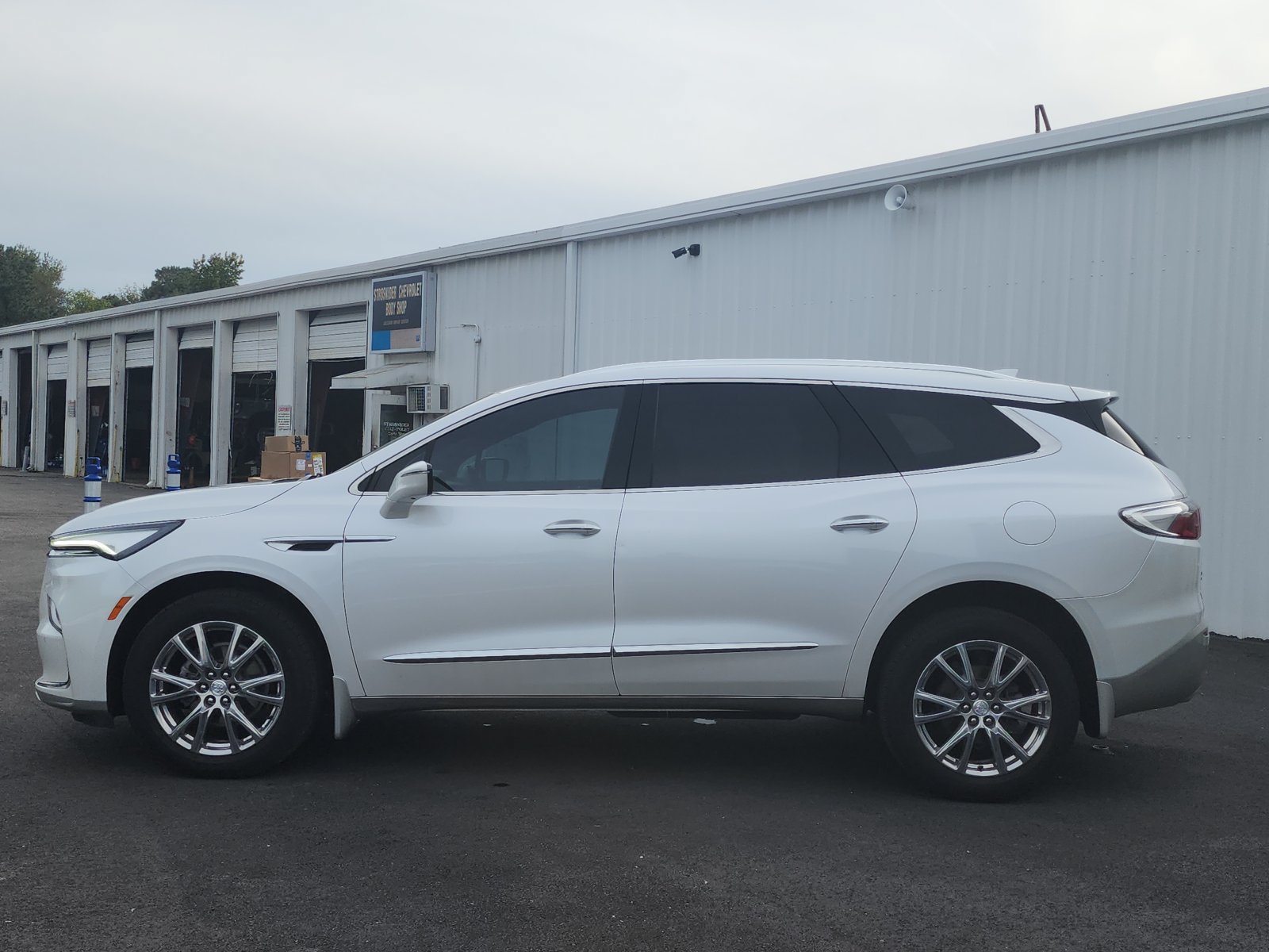 Used 2022 Buick Enclave Premium w/ Experience Buick Package AWD/4WD image 2
