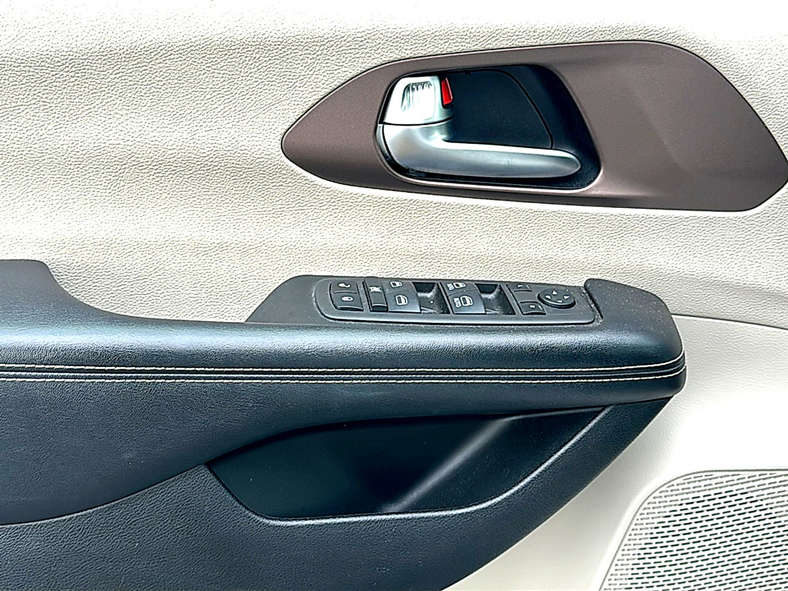 Used 2022 Chrysler Voyager LX FWD image 14