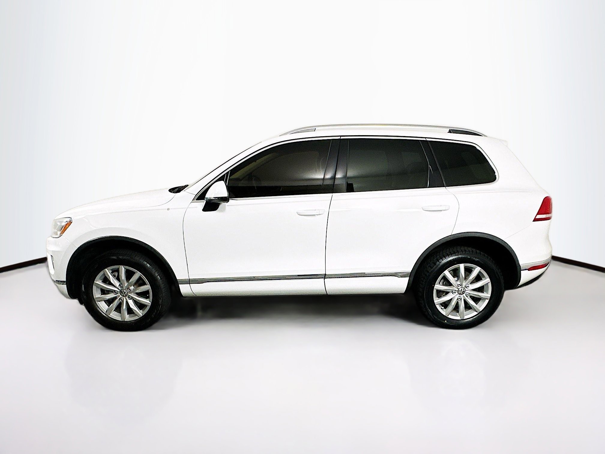 Used 2016 Volkswagen Touareg Sport image 4