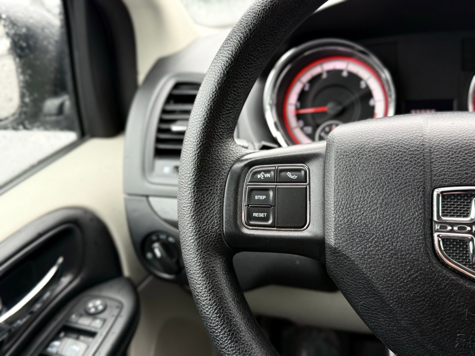 Used 2018 Dodge Grand Caravan SE w/ UConnect Hands-Free Group image 33