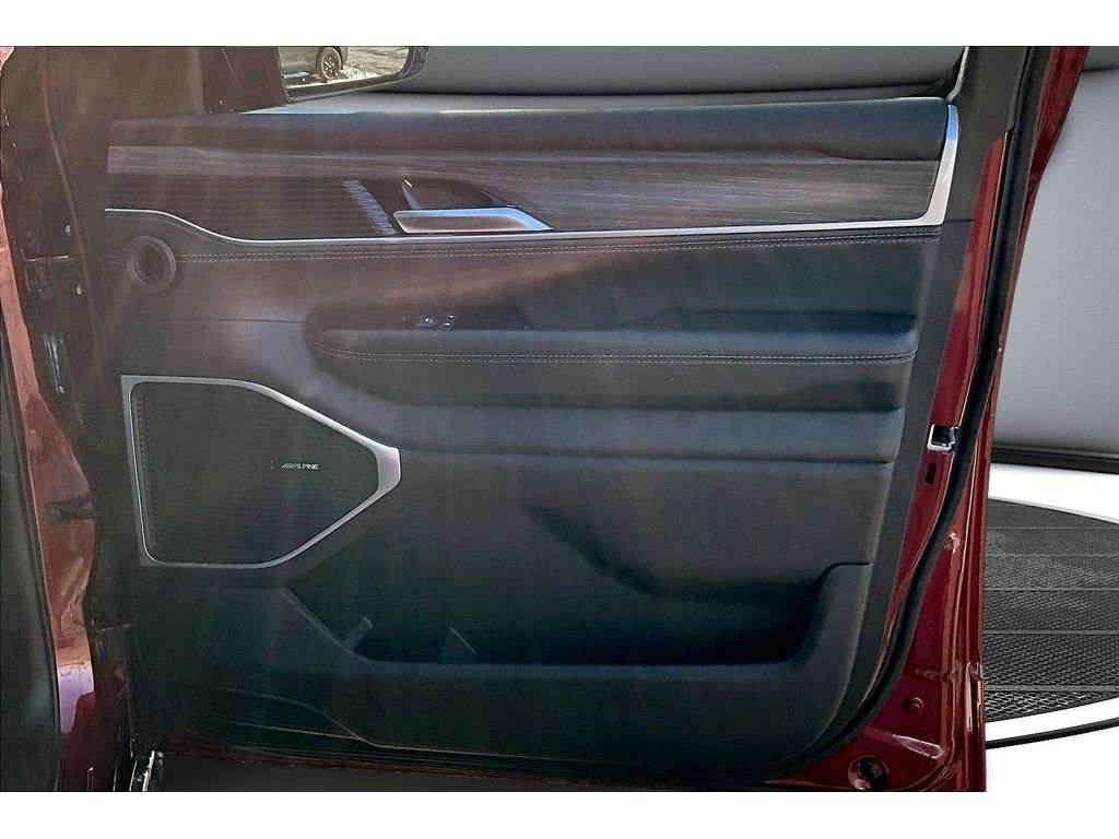 Certified 2024 Jeep Wagoneer L Series II w/ Flexible Seating Group image 21