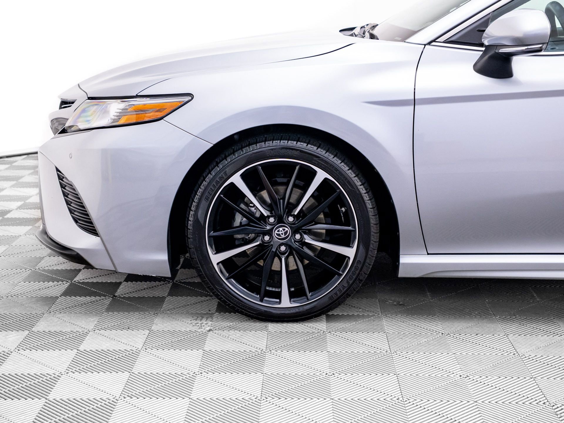 Used 2018 Toyota Camry XSE image 34