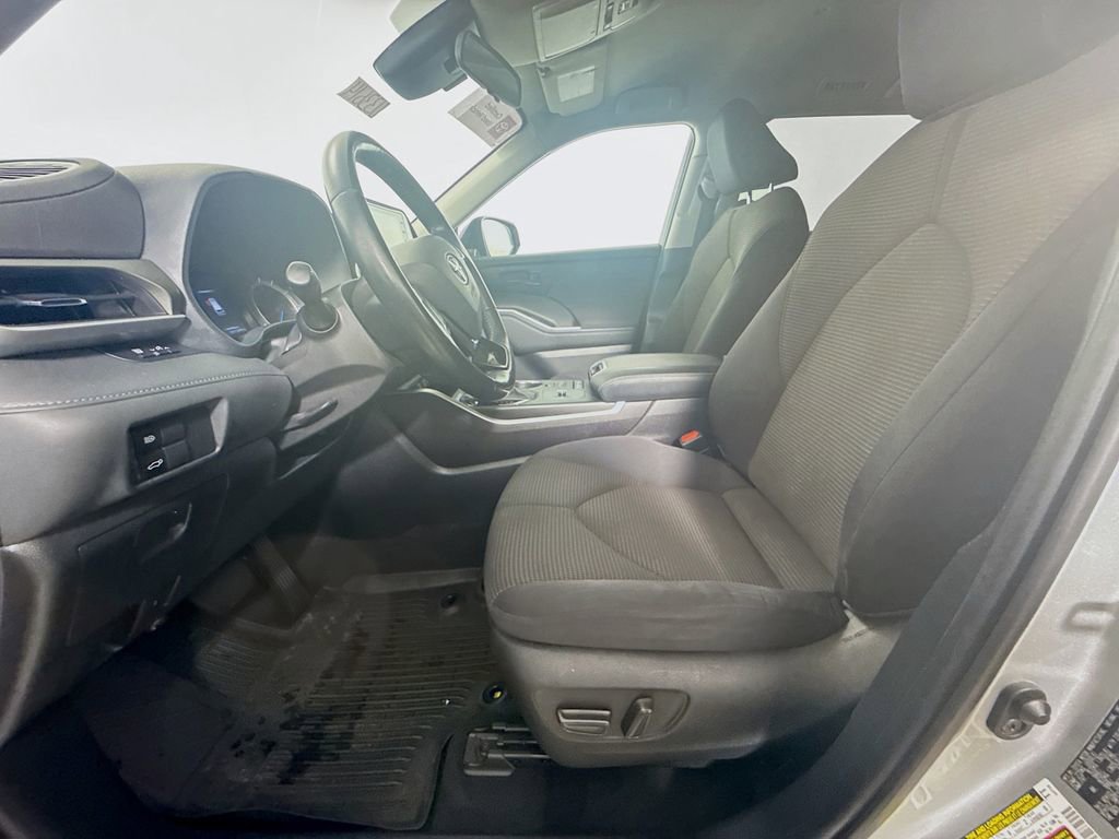 Used 2021 Toyota Highlander LE AWD/4WD image 22