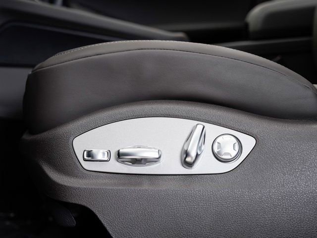 Certified 2025 Porsche Macan image 11