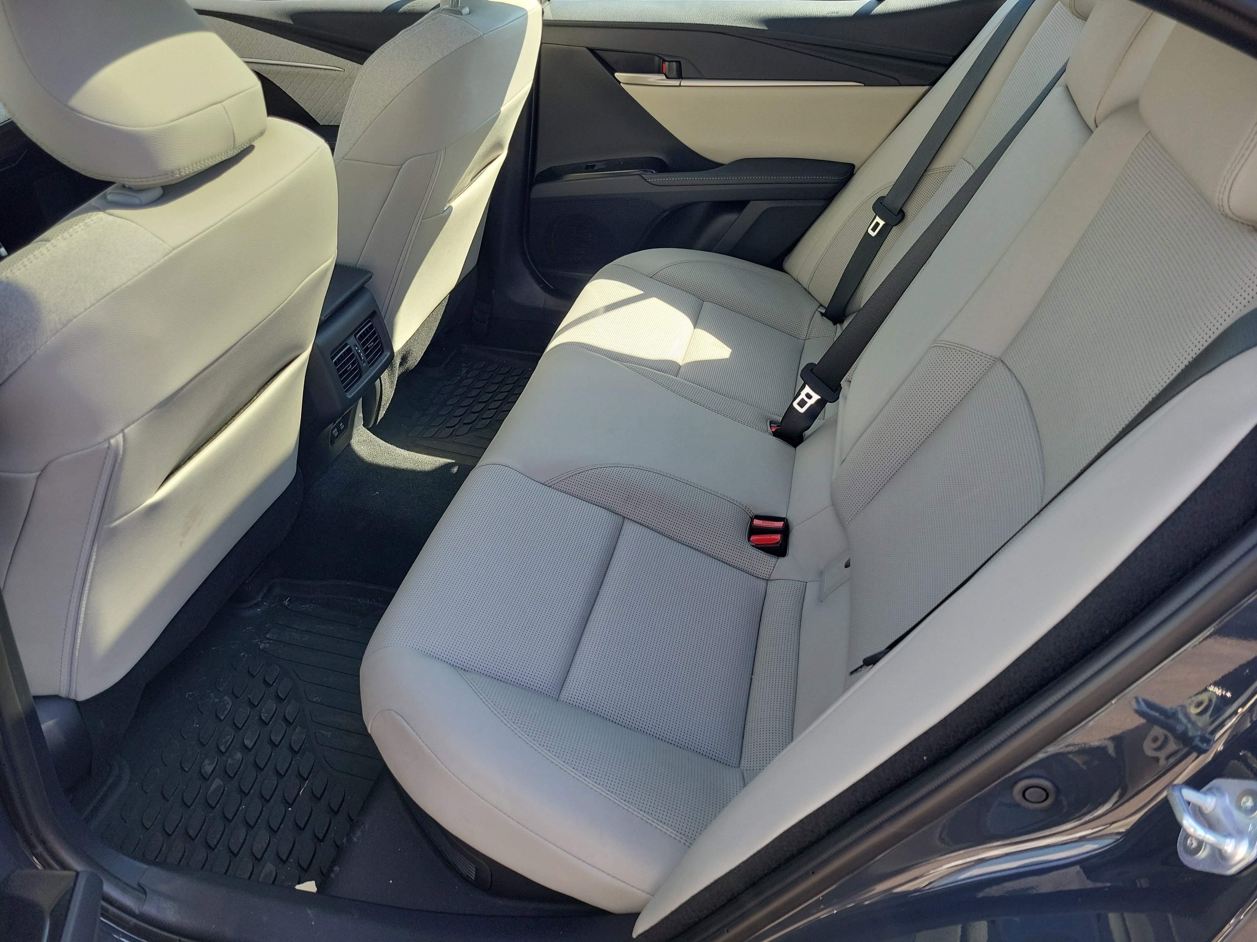 Used 2025 Toyota Camry XLE w/ Premium Plus Package image 8