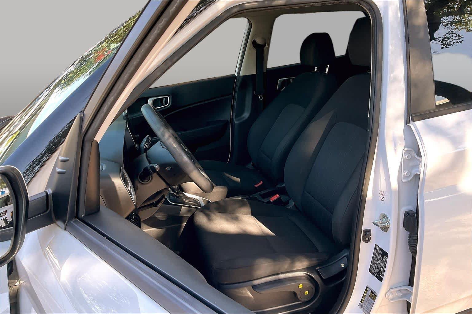Used 2021 Hyundai Venue SE FWD image 8