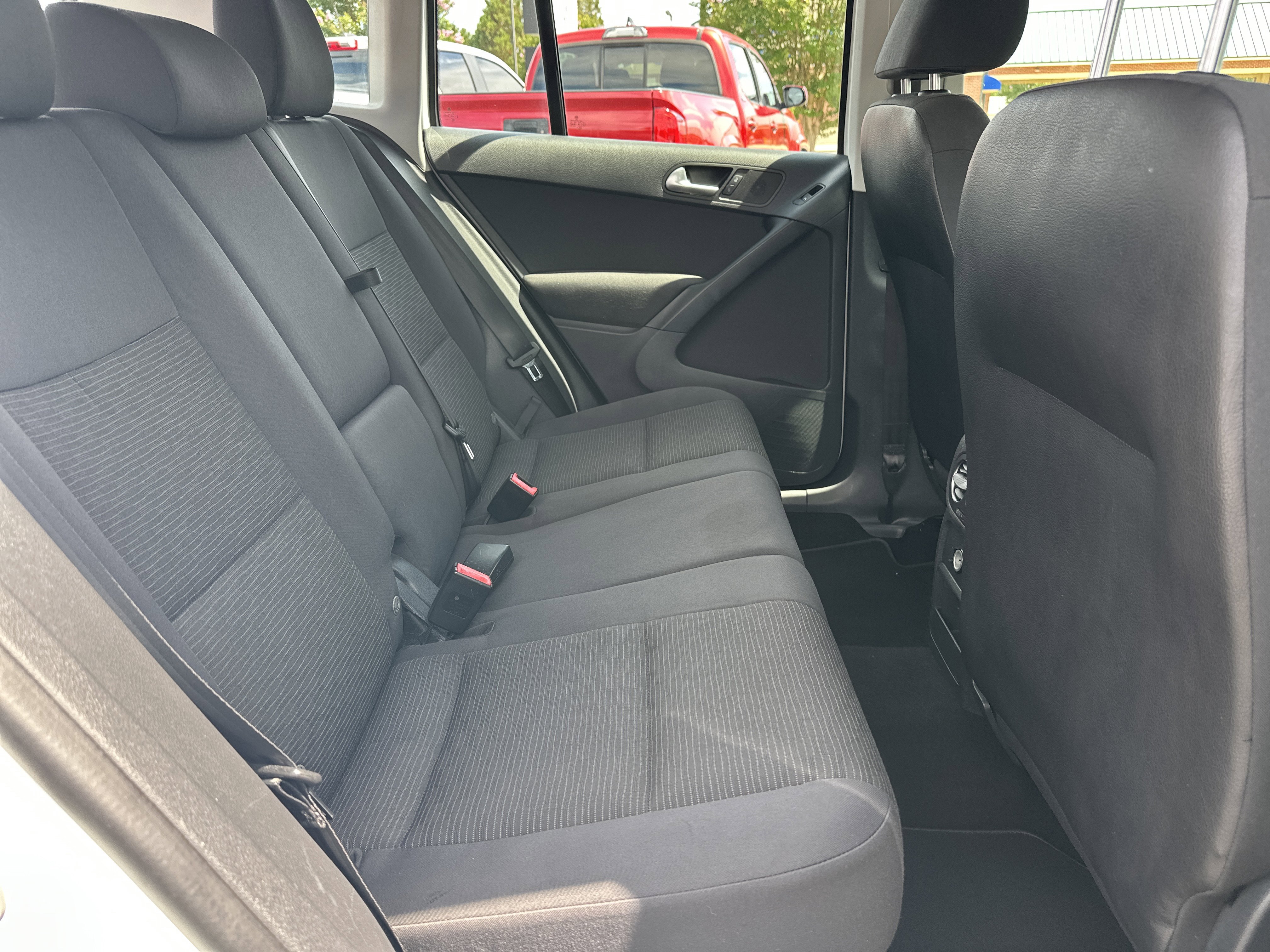 Used 2015 Volkswagen Tiguan SE FWD image 15