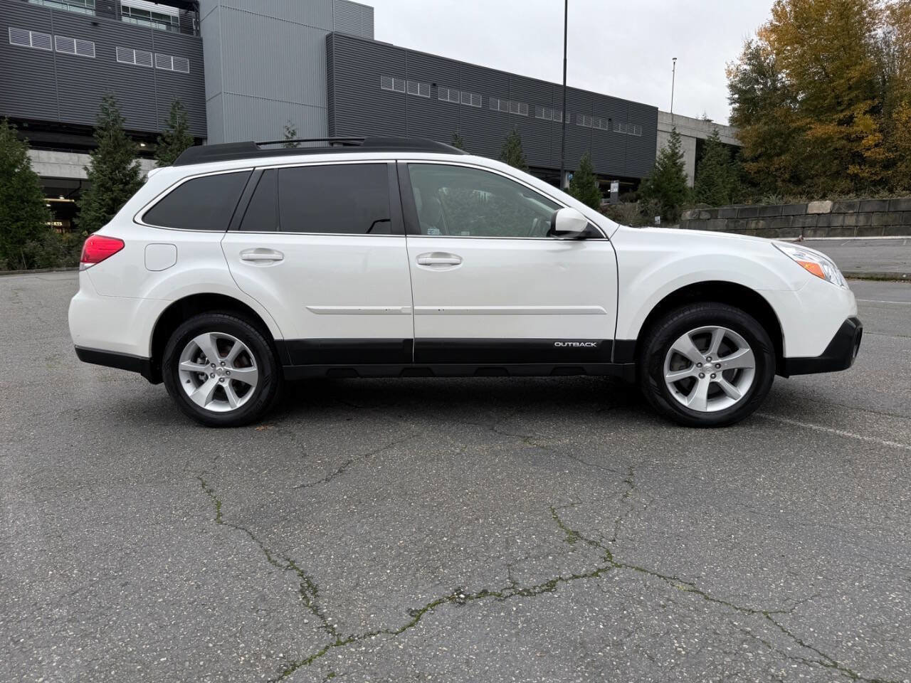 Used 2014 Subaru Outback 3.6R Limited w/ Moonroof Package image 4