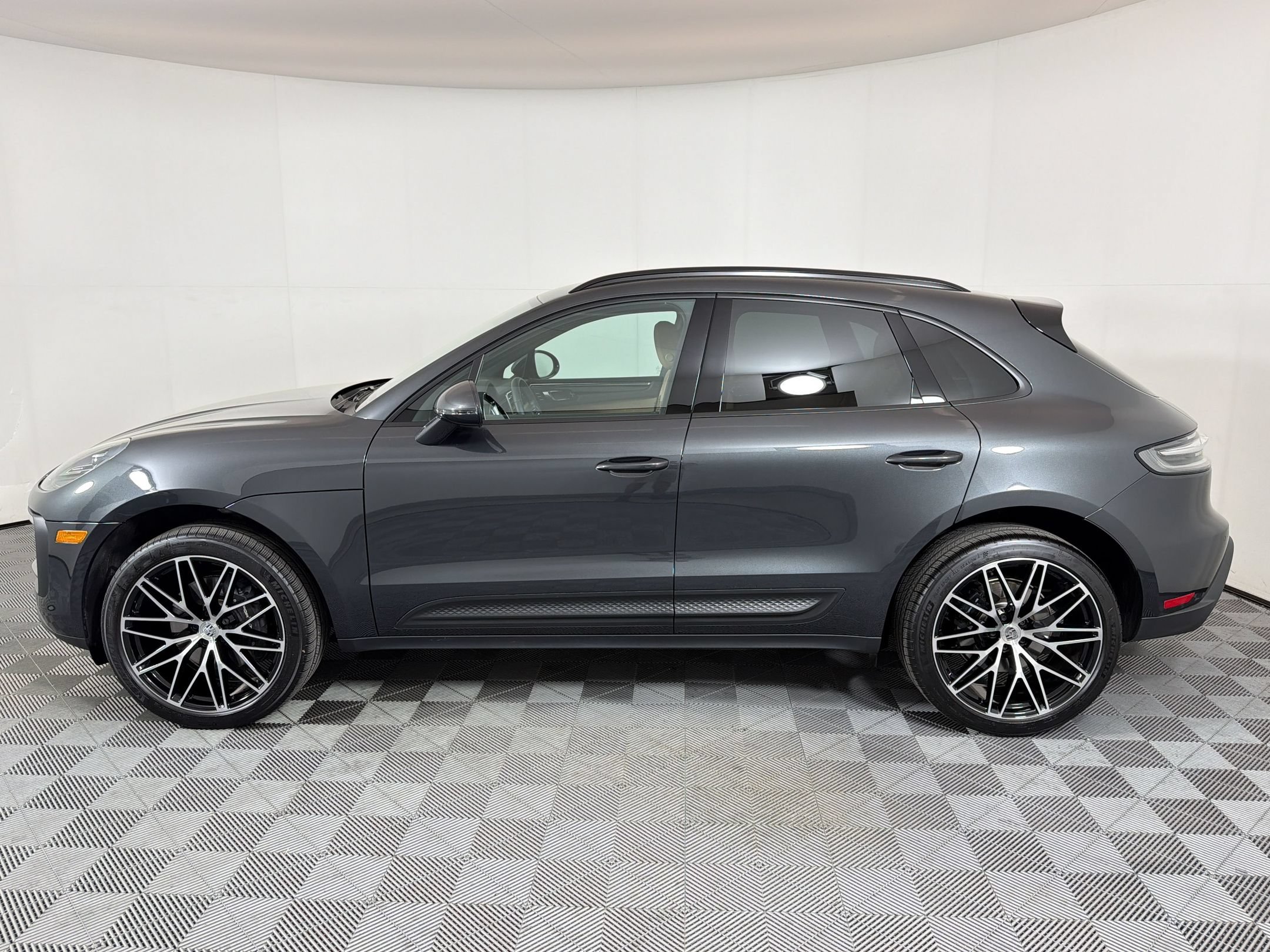 Certified 2026 Porsche Macan AWD/4WD image 2
