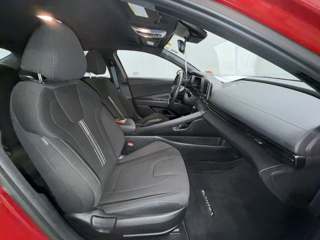Used 2025 Hyundai Elantra Sport w/ Cargo Package image 17