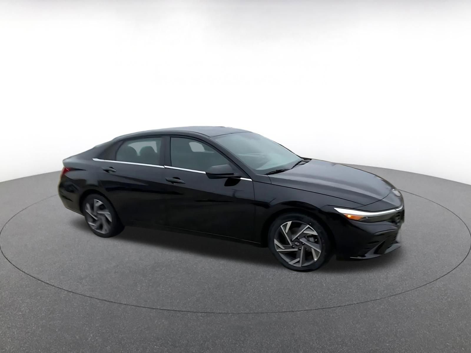 Used 2025 Hyundai Elantra SEL image 2