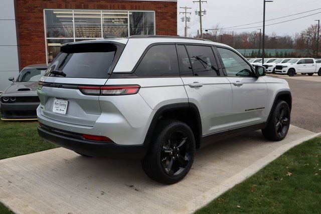 New 2025 Jeep Grand Cherokee Altitude image 30