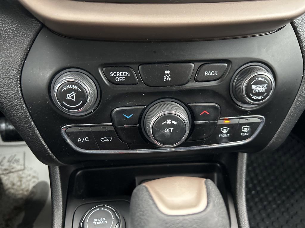 Used 2017 Jeep Cherokee Latitude w/ Cold Weather Group image 14