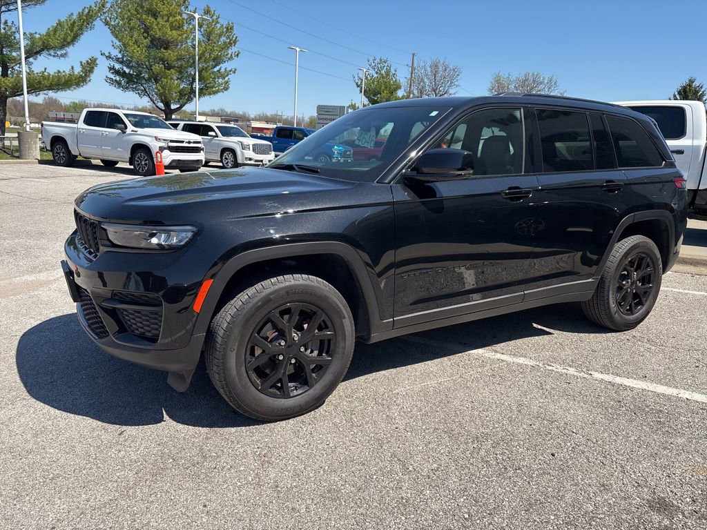 Used 2025 Jeep Grand Cherokee Altitude image 10