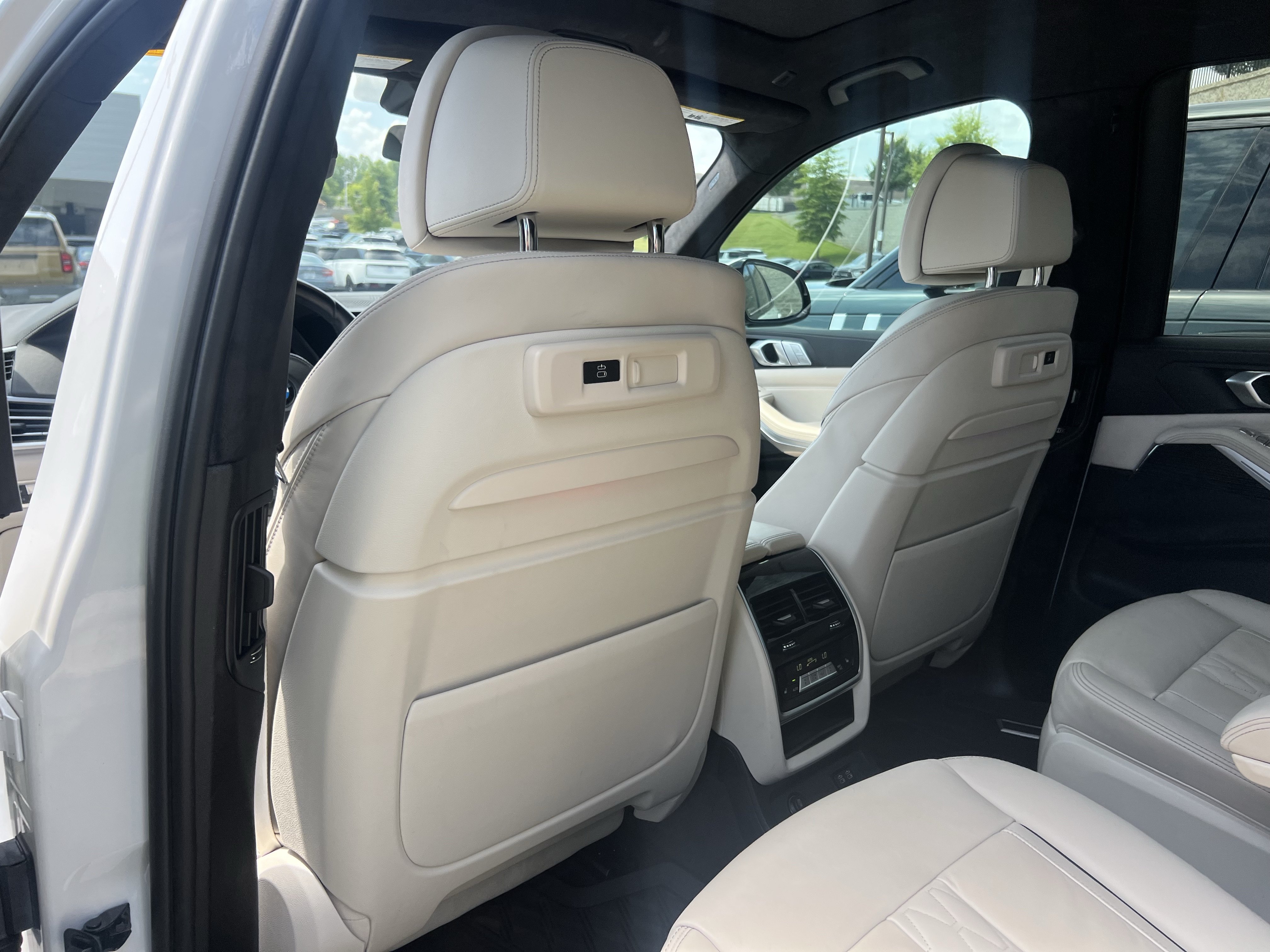 Used 2022 BMW X7 xDrive40i w/ M Sport Package AWD/4WD image 35