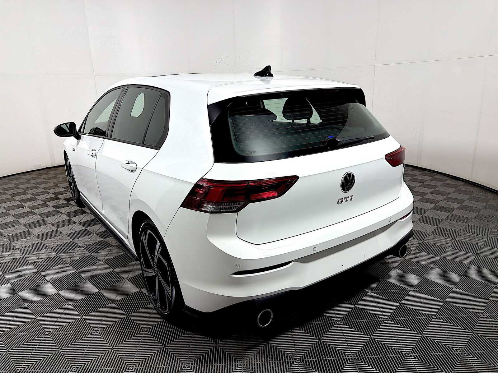 Used 2026 Volkswagen GTI SE FWD image 5